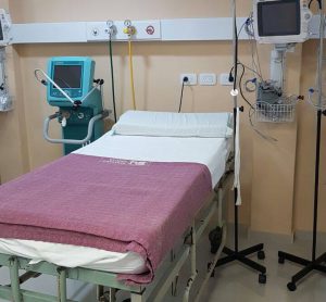 Cama de terapia intensiva del Sanatorio Urquiza con elementos médicos